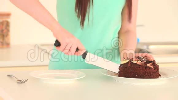 女人在吃蛋糕视频的预览图