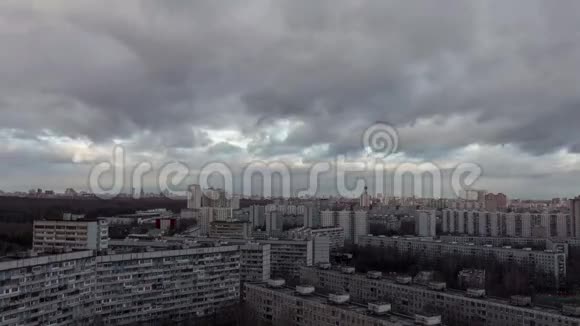 城市和暴风雨云的时间流逝视频的预览图