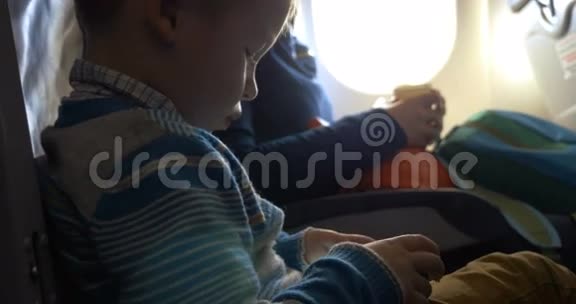 小孩子在飞机上使用智能手机视频的预览图