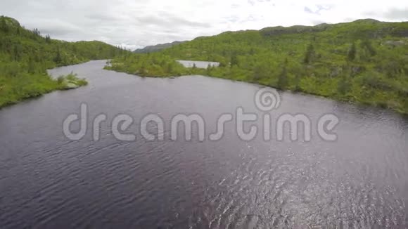 高山淡水湖的鸟瞰图视频的预览图