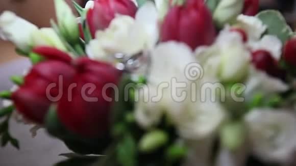 红玫瑰和白玫瑰花束镶嵌着结婚戒指视频的预览图
