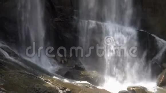 斯里兰卡中部美丽的兰博达瀑布视频的预览图