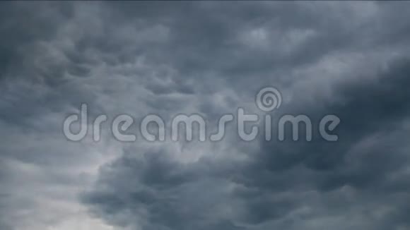 深蓝色天空上的暴风云视频的预览图