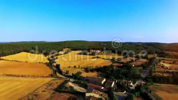 阳光明媚的一天西班牙一个古老的小村庄的空中拍摄视频的预览图