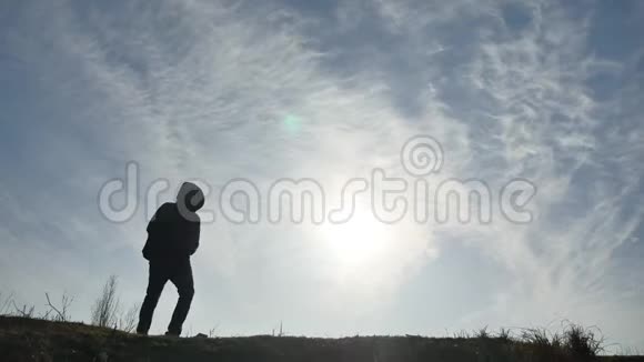 剪影阳光游客徒步旅行者带着背包从生活方式的山顶欣赏日落景色Hike视频的预览图