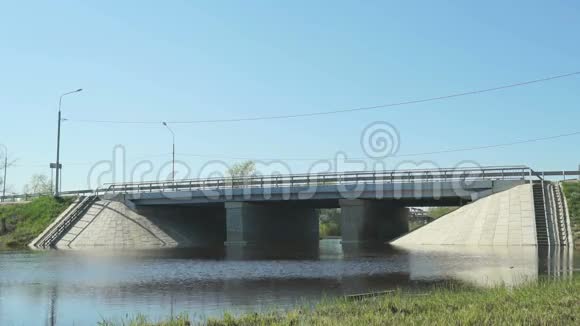 阳光明媚的一天汽车在小河边过桥视频的预览图