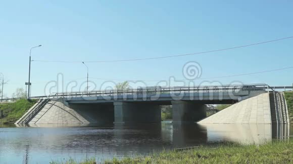 阳光明媚的一天汽车在小河边过桥视频的预览图