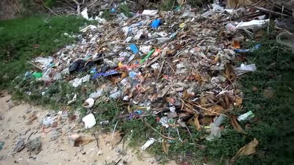 泰国海滩船上海滩上的垃圾视频的预览图