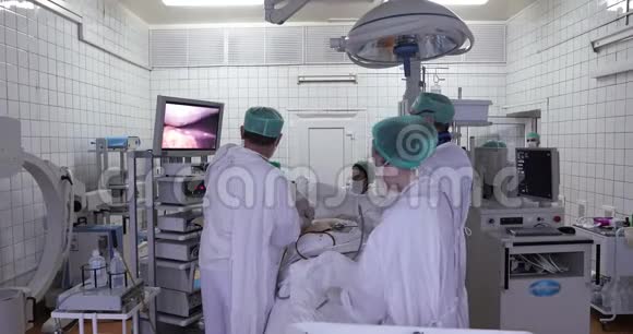 医学专家团队进行腹腔镜手术视频的预览图