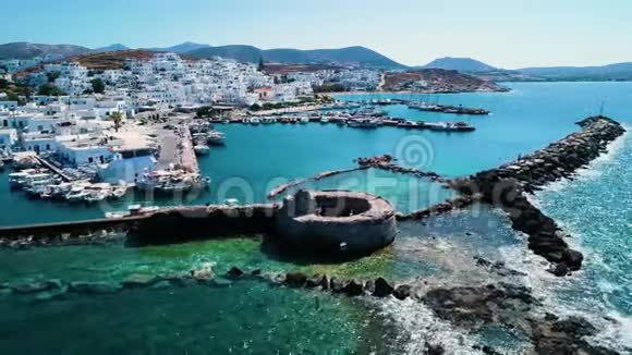 有海有山的希腊岛视频的预览图