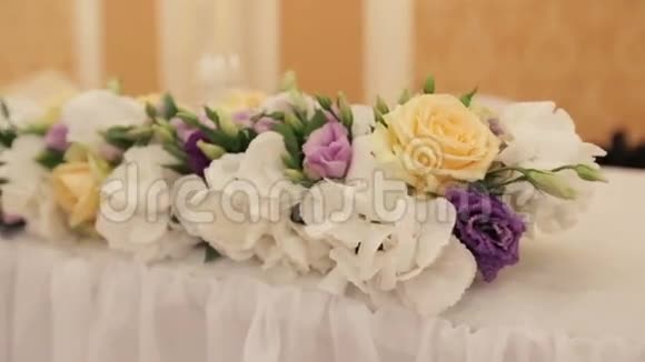 为婚礼而设的餐桌装饰精美的花视频的预览图
