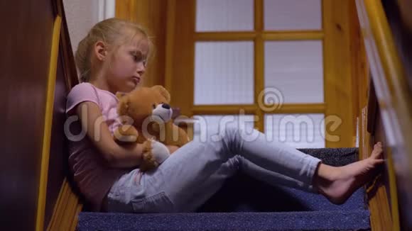 带玩具熊的小女孩视频的预览图