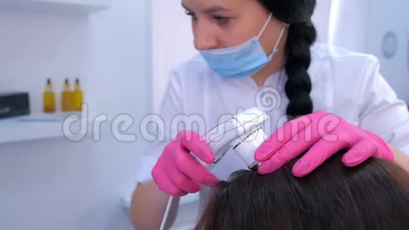 旋毛医师在临床上使用计算机旋毛镜检查女性病人的毛发视频的预览图