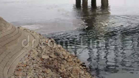 水污染用污水泵入河流视频的预览图