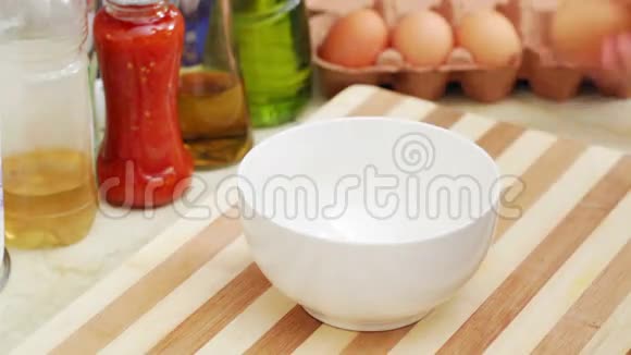 把鸡蛋碎成陶瓷碗关上视频的预览图