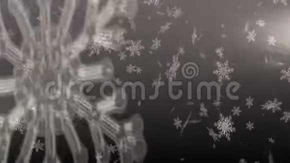 雪花落在灰色背景下视频的预览图