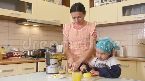 妈妈和女儿一起在家厨房里烤视频的预览图