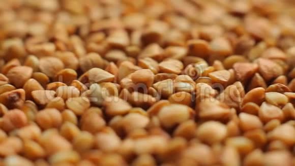 从荞麦种子中提取的食物放在厨房的桌子上堆起来视频的预览图