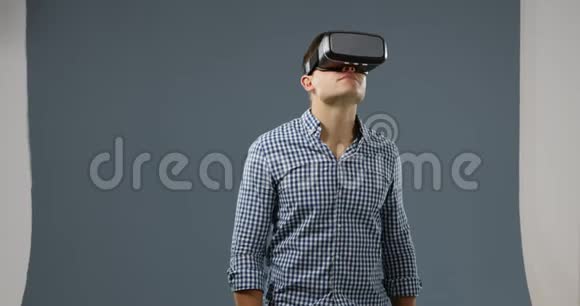 年轻人戴着VR耳机视频的预览图