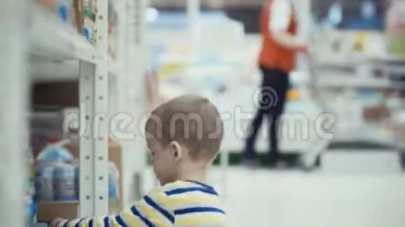 超市里的小男孩选择了一瓶矿泉水视频的预览图