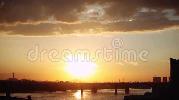 美丽的日落与云彩在城市的桥和海的背景1920x1080视频的预览图
