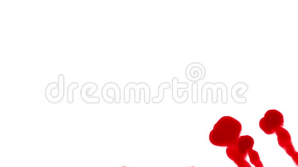 三维渲染红色墨水在水中的白色背景与卢马哑光作为阿尔法面具的墨水效果或背景圆形视频的预览图