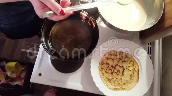 煎薄饼在煎锅哦家厨房家庭日常事务视频的预览图