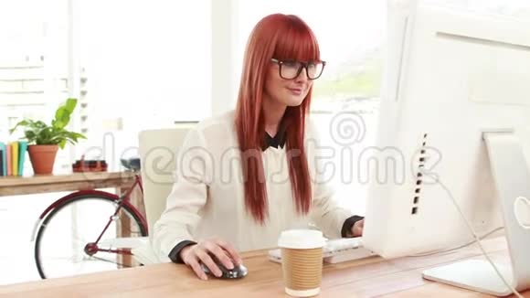 红头发的嬉皮士用电脑视频的预览图
