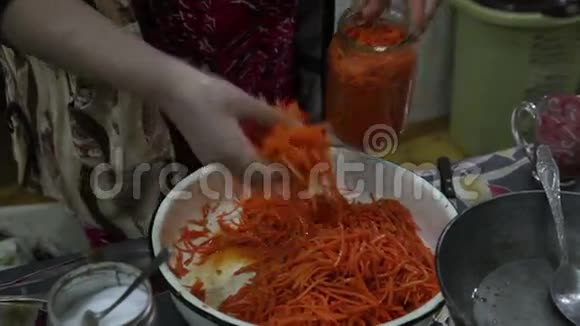厨房里一个女人的衣橱准备了辛辣的胡萝卜沙拉视频的预览图