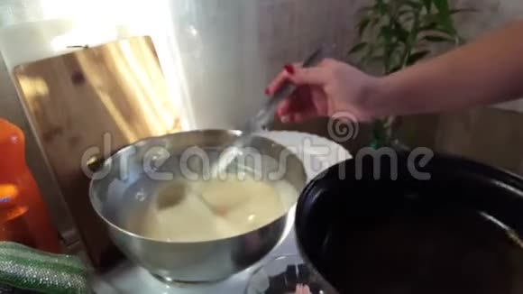 煎薄饼在煎锅哦家厨房家庭日常事务视频的预览图