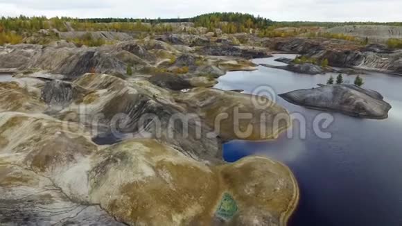 小湖顶景录像山区的一个小湖围绕岩石山顶的全景视频的预览图