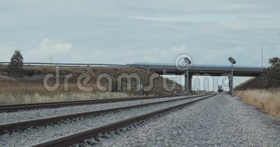 火车高速行驶在铁轨上视频的预览图
