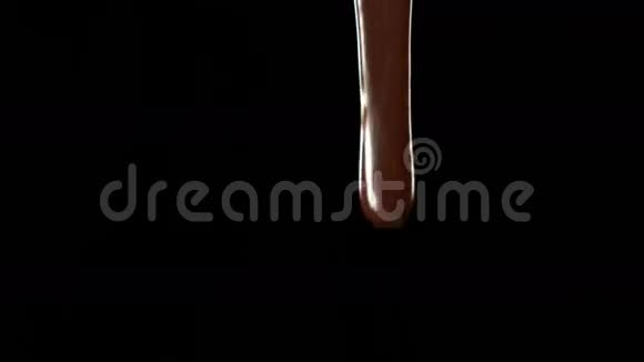 黑色背景下的融化巧克力视频的预览图