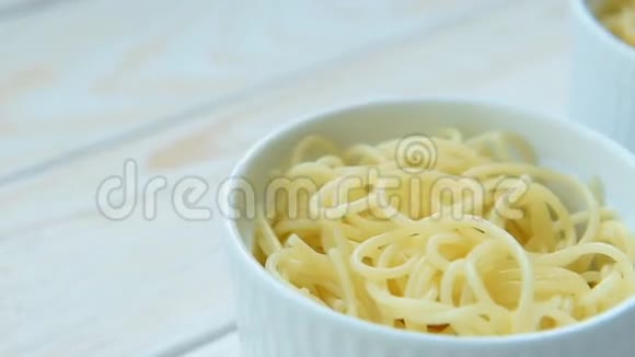 烹饪意大利面食提供白碗视频的预览图