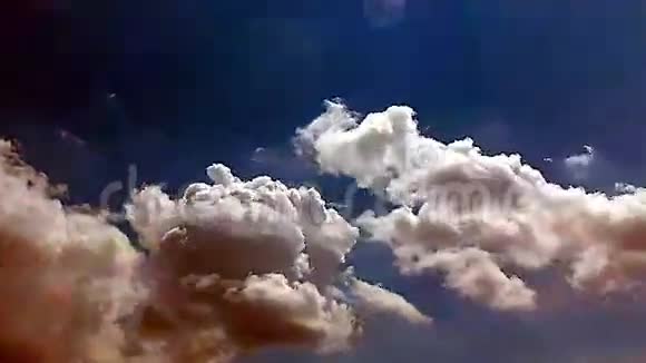 乌云在一个时间流逝视频的预览图