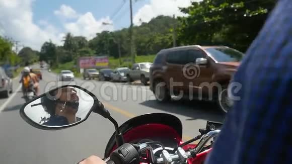 人类在热带岛屿上慢动作驾驶摩托车泰国1920x1080视频的预览图