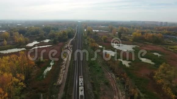 铁路和货运列车的空中镜头视频的预览图