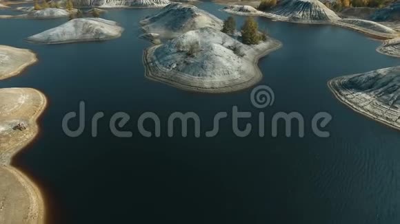 小湖顶景录像山区的一个小湖围绕岩石山顶的全景视频的预览图
