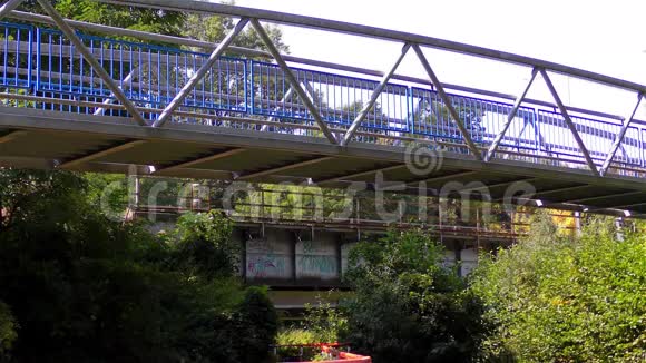河上的桥和火车轻型FX视频的预览图