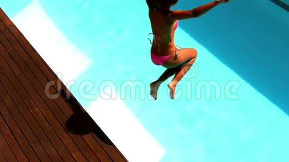 穿着粉色比基尼的女人跳进游泳池视频的预览图