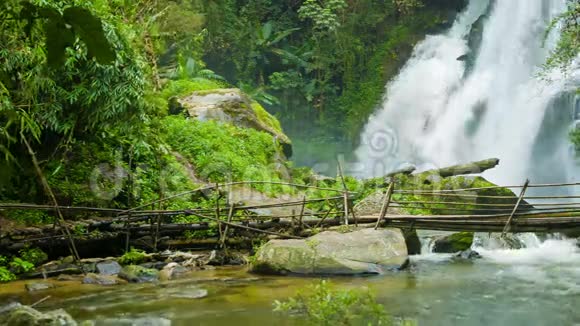 靠近瀑布的竹桥泰国清莱视频的预览图