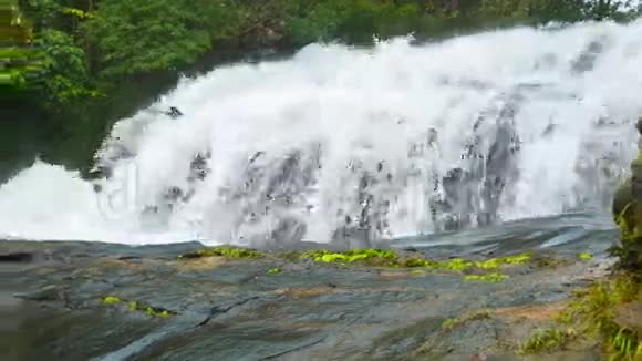 泰国清莱附近的瀑布用平底锅射击视频的预览图