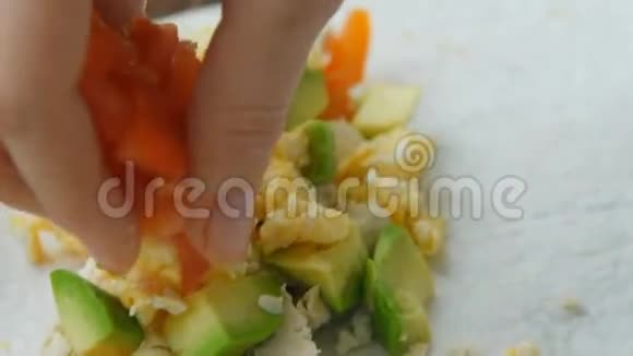 自制冷冻早餐墨西哥卷饼和鸡肉和蔬菜视频的预览图