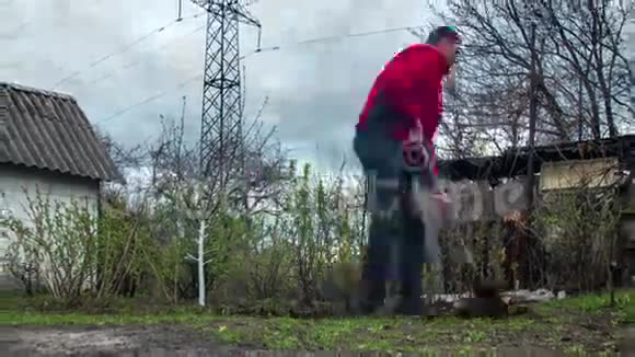 年轻人园丁在花园里用铲子挖地时间流逝视频的预览图