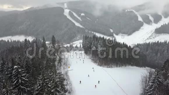 一个年轻人正骑着滑雪板沿着高山坡视频的预览图