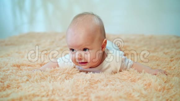 婴儿趴在舒适的地毯上视频的预览图