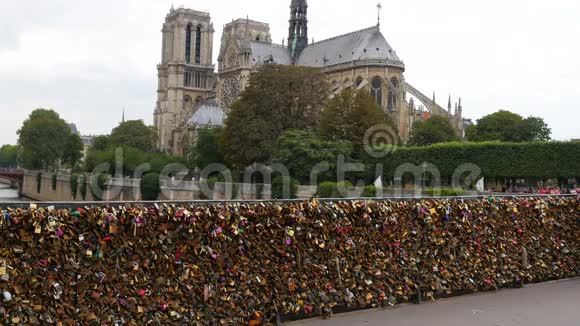 巴黎圣母院附近的爱情锁桥视频的预览图