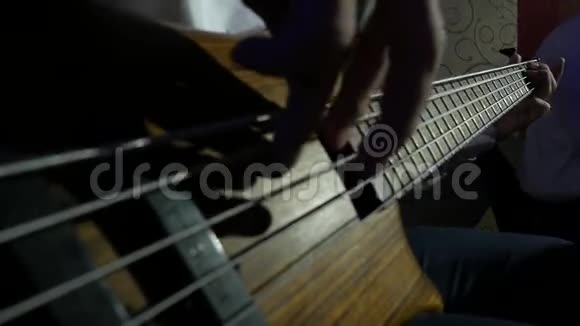 演奏低音吉他的音乐家的手指视频的预览图