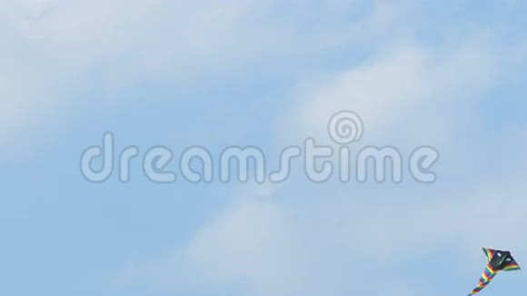 五颜六色的风筝在天空中飞翔4K视频的预览图