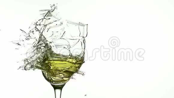 一杯白葡萄酒在白色背景下破碎和飞溅视频的预览图